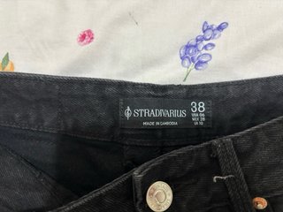 Pantalón corto negro desgastado