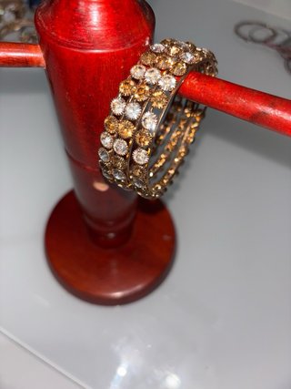 Braccialetti dorati con pietre