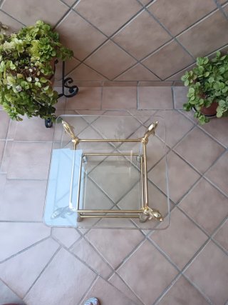 Mesita de salón cristal y metal dorada