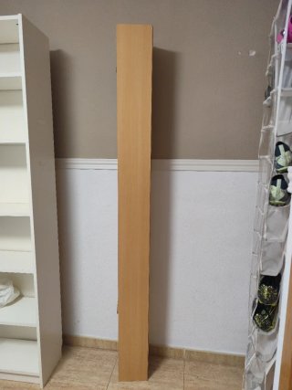 Estantería estrecha de madera