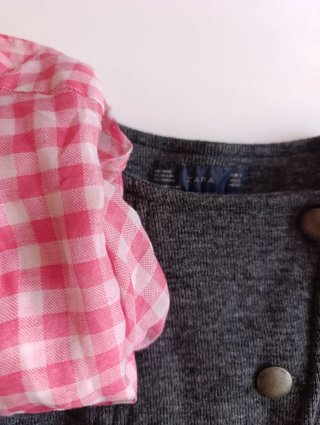 Chaqueta gris con camisa rosa a cuadros