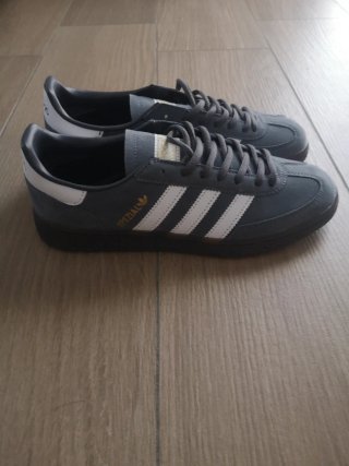 Zapatillas Adidas Grises y Blancas
