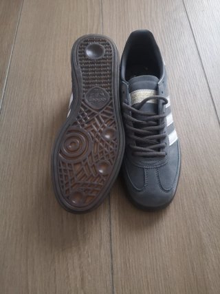 Zapatillas Adidas Grises y Blancas