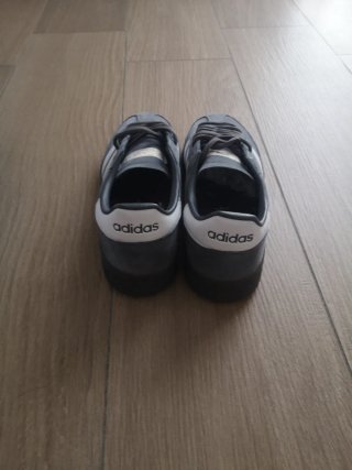 Zapatillas Adidas Grises y Blancas