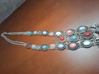 Collar plateado con piedras multicolor