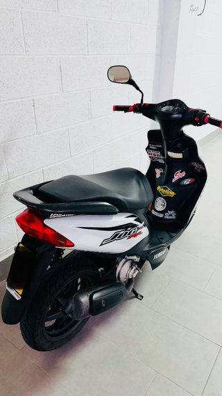 Yamaha Jog RR Scooter Blanca y Negra