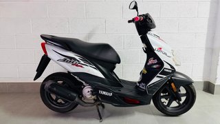 Yamaha Jog RR Scooter Blanca y Negra