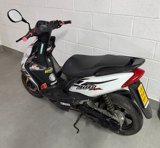 Yamaha Jog RR Scooter Blanca y Negra