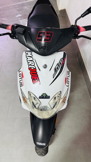 Yamaha Jog RR Scooter Blanca y Negra
