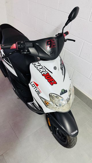 Yamaha Jog RR Scooter Blanca y Negra