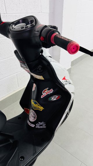 Yamaha Jog RR Scooter Blanca y Negra
