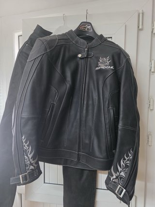 Pantalón y chaqueta de cuero motera negro