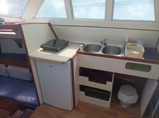 Motovelero Ketch espacioso y listo para navegar