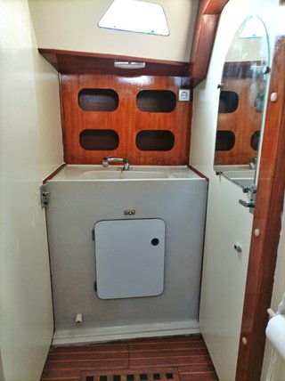 Motovelero Ketch espacioso y listo para navegar