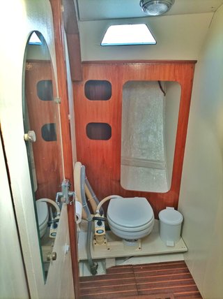 Motovelero Ketch espacioso y listo para navegar