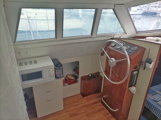 Motovelero Ketch espacioso y listo para navegar