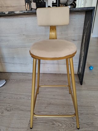 Taburetes dorados y beige