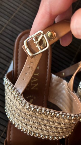 Sandalias NUEVAS Marrón y Dorado T38