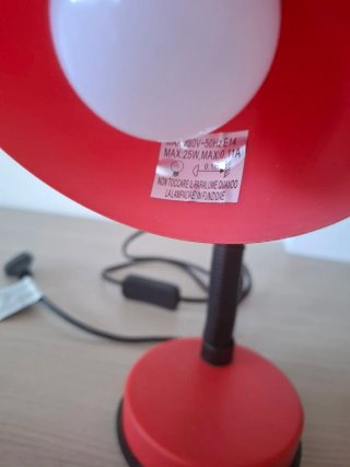 Lampada da tavolo rossa moderna