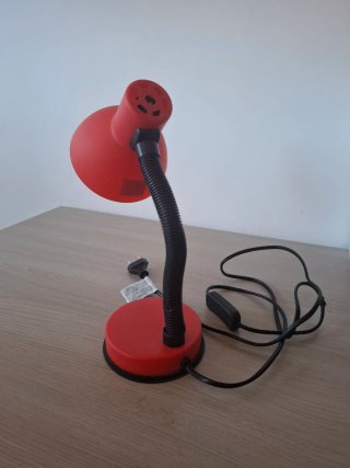 Lampada da tavolo rossa moderna