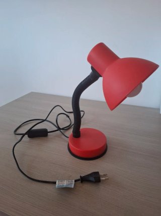 Lampada da tavolo rossa moderna