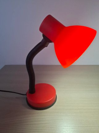 Lampada da tavolo rossa moderna