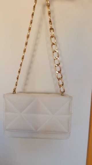 Bolso blanco con cadena dorada