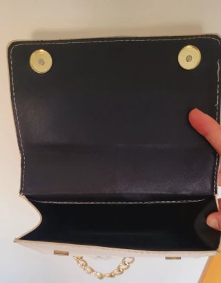 Bolso blanco con cadena dorada