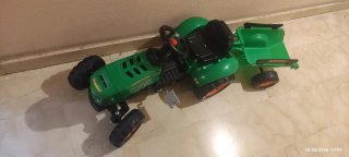 Tractor a pedales verde con remolque