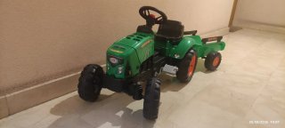 Tractor a pedales verde con remolque