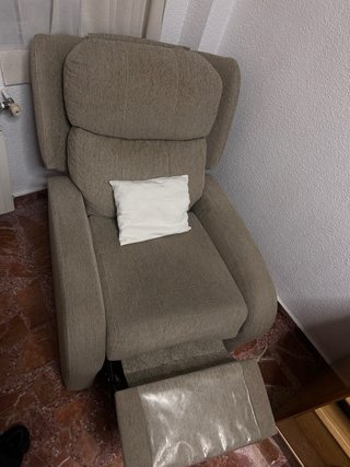 Sillones reclinables de tela beige y marrón