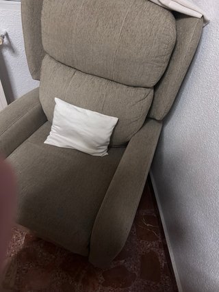 Sillones reclinables de tela beige y marrón