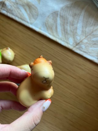 3 Capibaras pequeños de juguete