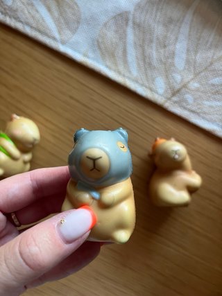 3 Capibaras pequeños de juguete