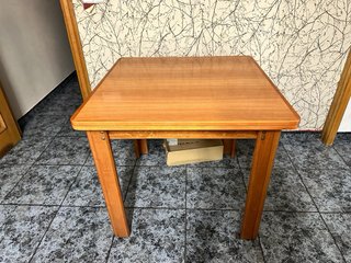 Mesa familiar de madera