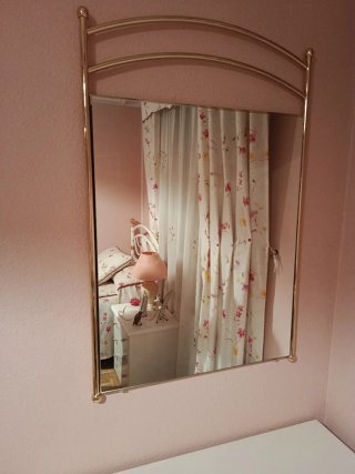 Cómoda blanca con espejo dorado