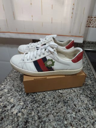 Zapatillas Gucci Blancas con Detalles Rojos