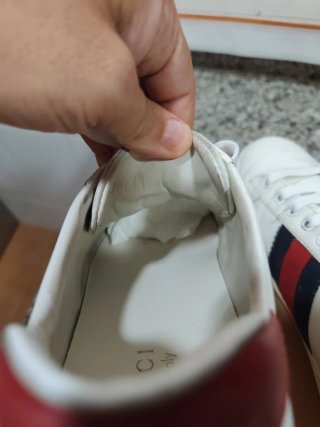 Zapatillas Gucci Blancas con Detalles Rojos
