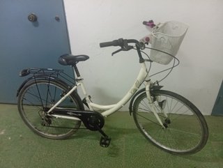 Bicicleta de paseo blanca con cesta
