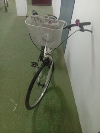 Bicicleta de paseo blanca con cesta
