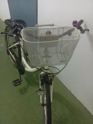 Bicicleta de paseo blanca con cesta