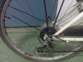 Bicicleta de paseo blanca con cesta