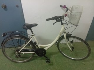 Bicicleta de paseo blanca con cesta