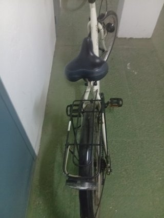 Bicicleta de paseo blanca con cesta
