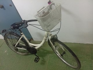 Bicicleta de paseo blanca con cesta