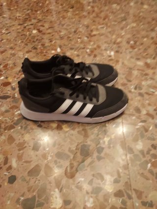 Zapatillas Adidas Negras y Blancas