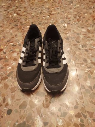 Zapatillas Adidas Negras y Blancas