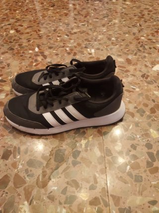 Zapatillas Adidas Negras y Blancas