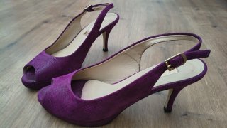 Tacones Morados con Tira Ajustable.