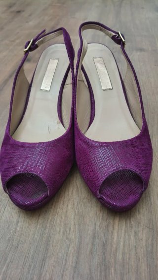 Tacones Morados con Tira Ajustable.